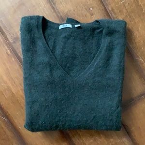 Uniqlo Cashmere v neck sweater forest green